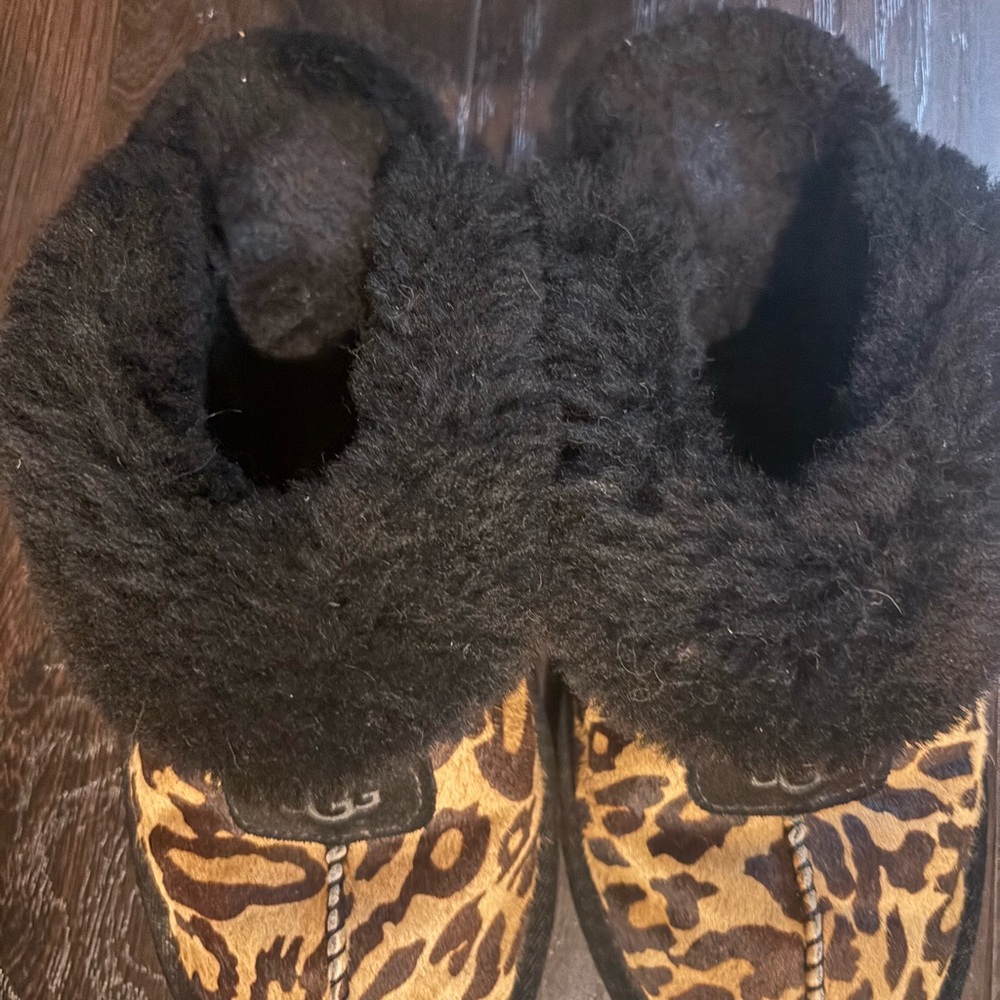 UGG Animal Print Slippers with Plush Black Lining. Very lightly worn.